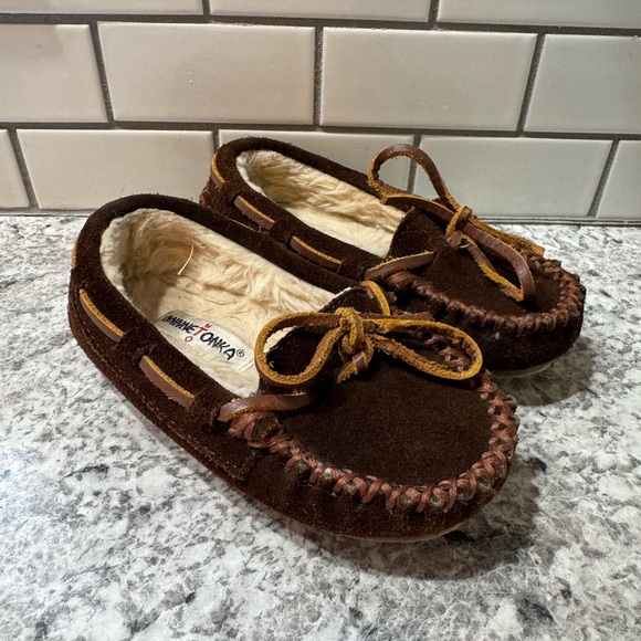 Toddler Minnetonka leather Moccasin slipper - Picture 1 of 5